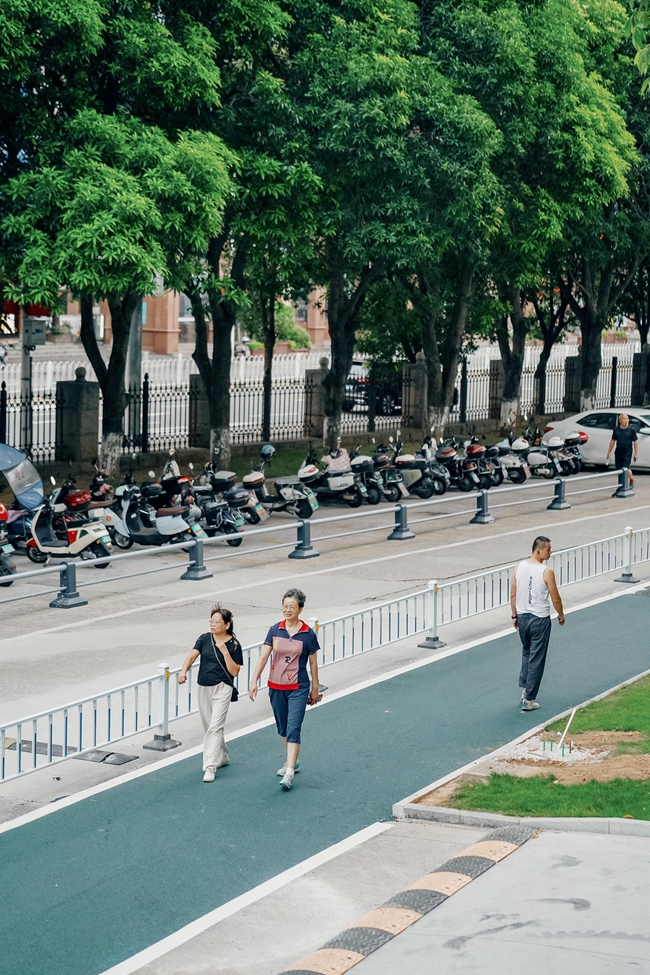 平整的路面，让市民在运动过程中，感受到了便利与舒适。