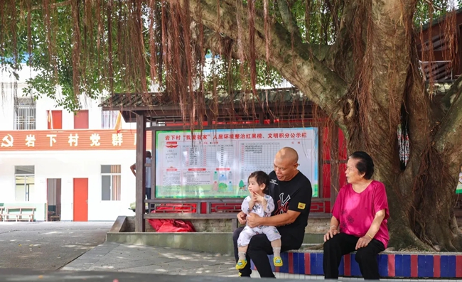 村民在树下闲坐