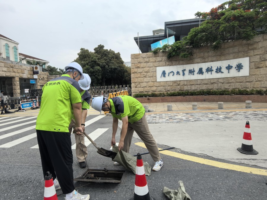 对易积水点及雨水箅逐一清疏。思明排水公司供图