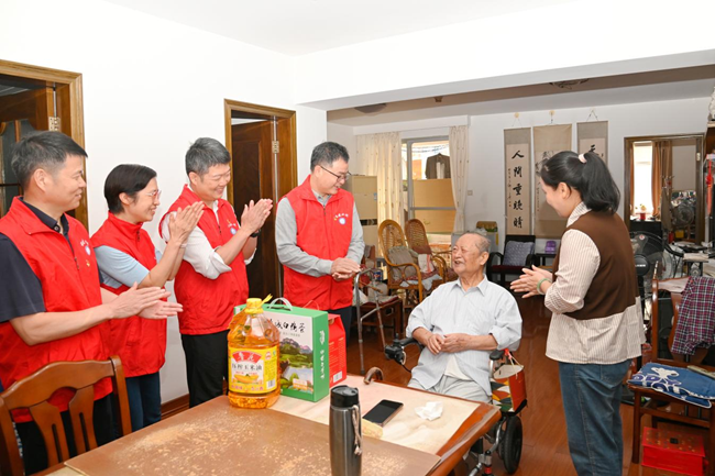 党员们自发捐助1500多元，慰问6名社区退役军人及高龄老人。陈美蓉摄