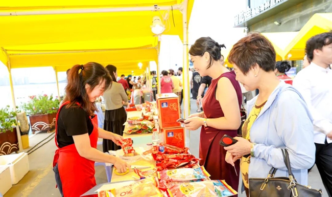 现场设置了近40个充满“侨”味与“海”味的市集摊位。主办方供图