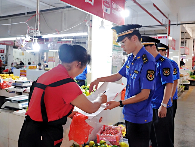 市場管理人員進行檢查