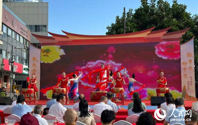 开场舞表演。人民网记者 张萌摄