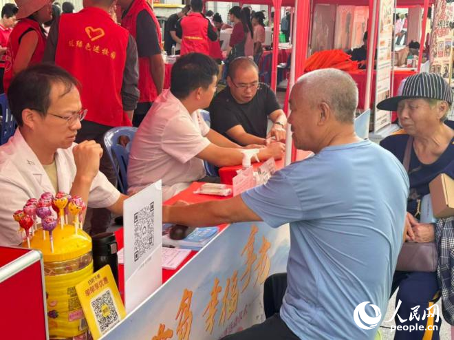 爱心义诊现场。人民网记者 张萌摄