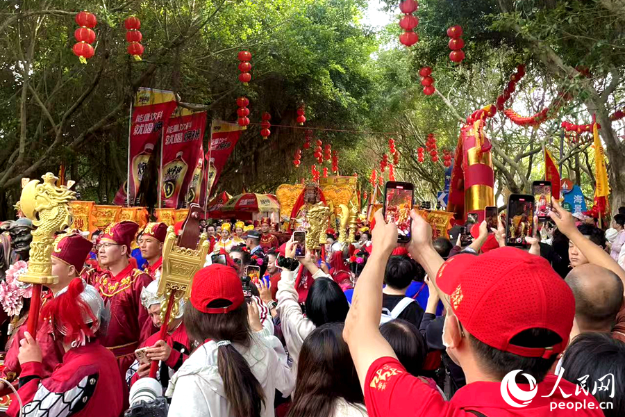 妈祖金身巡安过处,沿途民众热情迎接。人民网记者 林盈摄