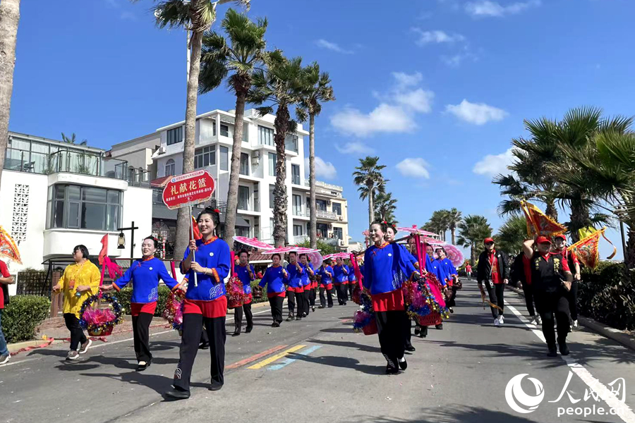 身着湄洲女传统服饰的礼献花篮队伍。人民网记者 林盈摄