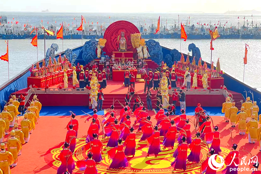 海祭妈祖祈福大典上,舞生献舞。人民网记者 林盈摄