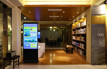 嶺裡沐裡山居背靠鼓嶺群山，面朝福州城景，嶺裡沐裡山居完美實現了“居山不離城”的棲居理想，是鼓嶺景區重要的旅行目的地。