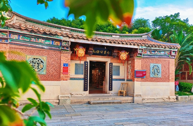 2025年7月，坐落于晋江五店市传统街区的风雅颂书局荣获全国“年度最美书店”称号。图片来源：泉州风雅颂书局