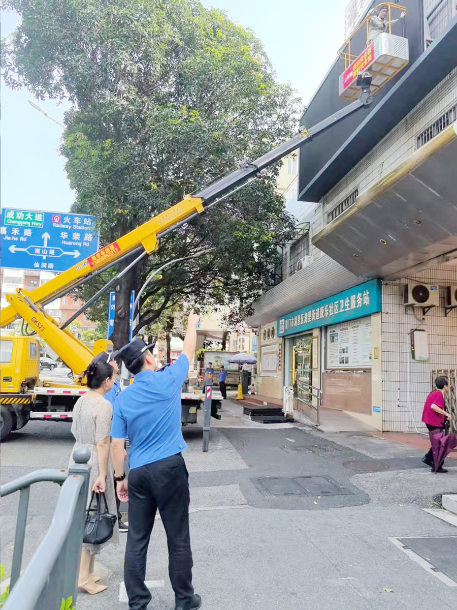 湖里区城管执法局联合湖里街道、应急管理部门、消防等部门等，于仙洞路开展户外违规广告拆除工作。