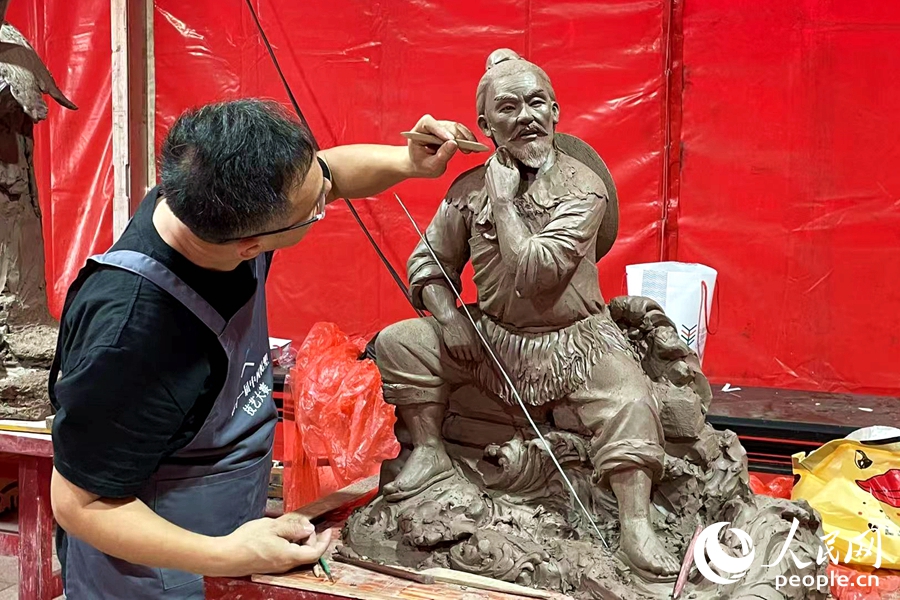 参赛者现场进行泥塑创作。人民网记者 林盈摄