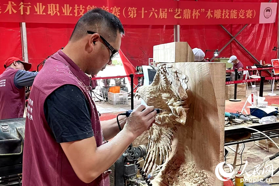 参赛选手正在进行雕刻。人民网记者 林盈摄