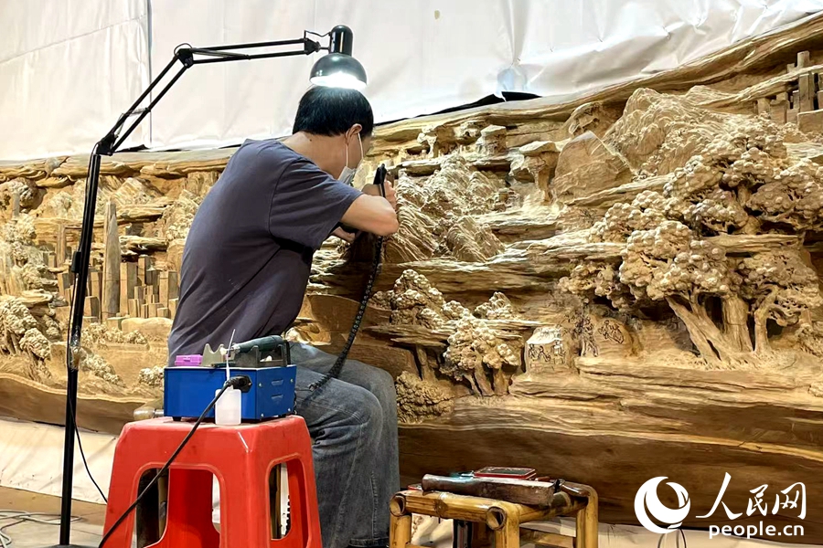 大型木雕《辉映初心》创作现场。人民网记者 林盈摄