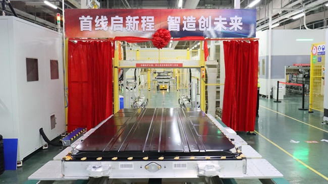 时代一汽首个搭载自产电芯电池包下线