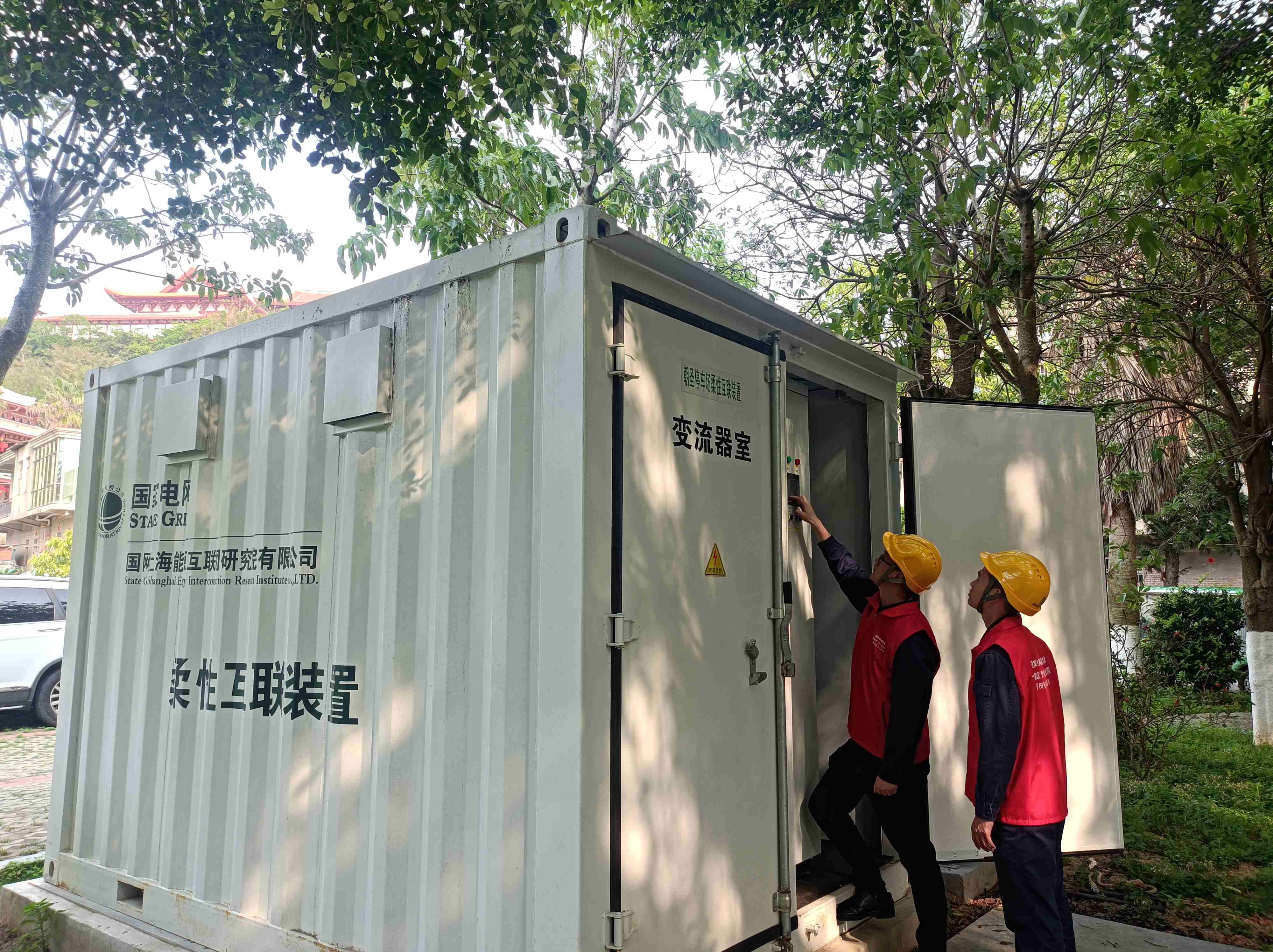 国网湄洲岛供电公司员工查看柔性互联装置运行情况。朱玉森摄
