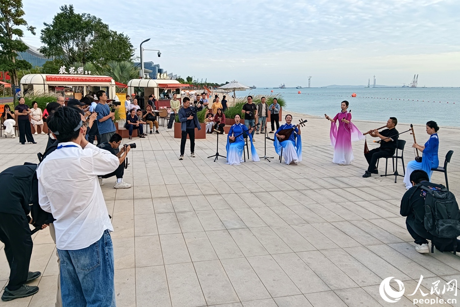 采访团在荻花洲感受厦门滨海文旅新画卷。人民网记者 陈博摄