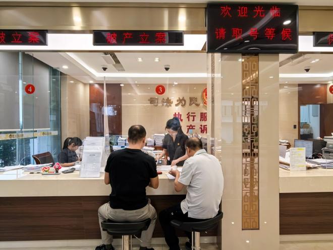 3日,曾为厦门一粮油食品企业的经营者前来办理个人破产保护申请。厦门中院供图