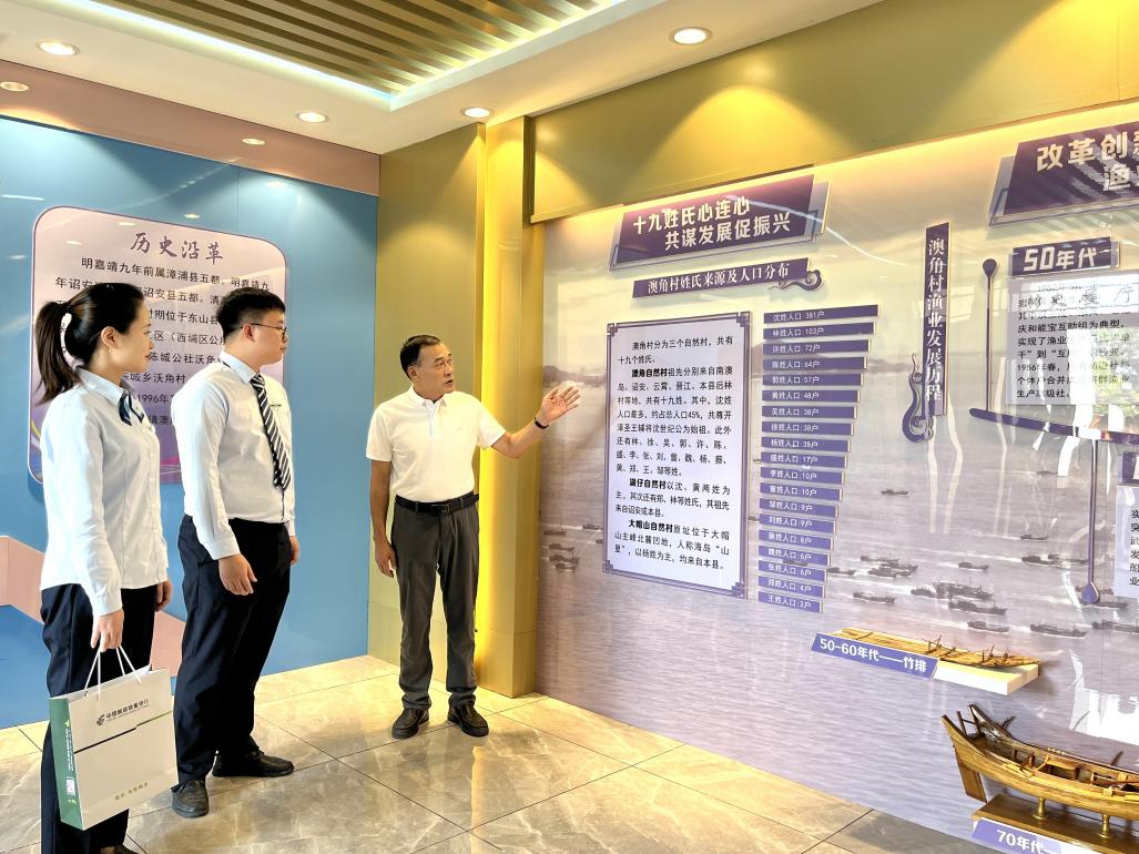 澳角村党委书记林华忠现场介绍澳角村历史。主办方供图