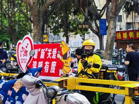 暖“新”驿站里，骑手们趁着间隙充电歇脚，“流动的脚步”在这里找到片刻安稳。