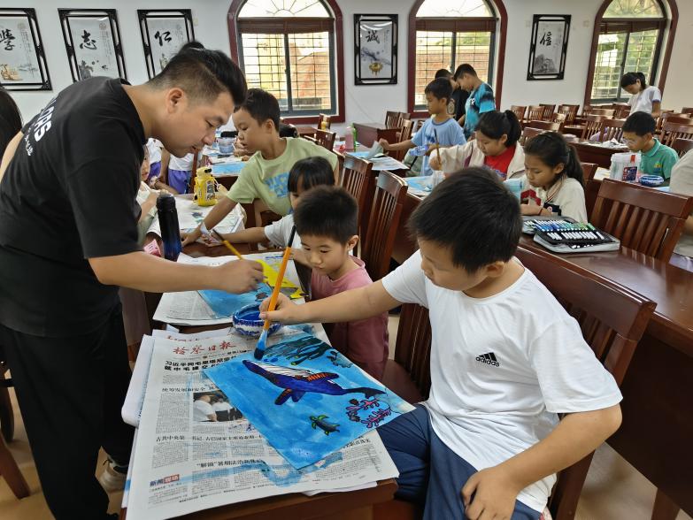 “暖新暑托班”里的欢乐时光，解了新就业群体子女看护的后顾之忧。