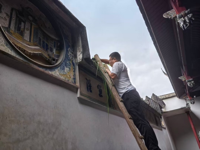 工作人員進行打掃檢查工作