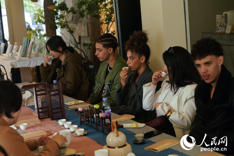 中外青年围坐一堂，品饮福茶。实习生 郑舒尘摄