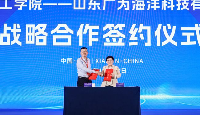 厦门理工学院智能机电装备创新研究院院长刘燕德教授代表学校与奥谱天成(厦门)光电有限公司、山东广为海洋科技有限公司签订共建协议。