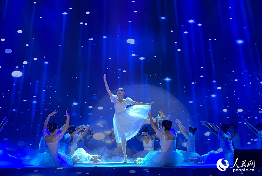 歌伴舞《临水之恋》通过声光电融合，演绎出当地文化的唯美意境。人民网记者 陈蓝燕摄