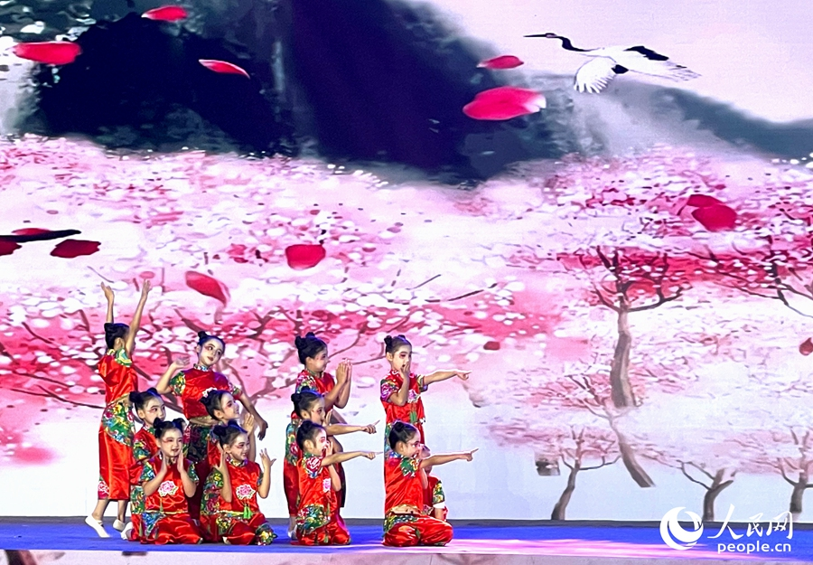 少儿舞蹈《欢乐中国娃》用俏皮灵动的舞姿，展现侨乡后代的蓬勃朝气。人民网记者 陈蓝燕摄