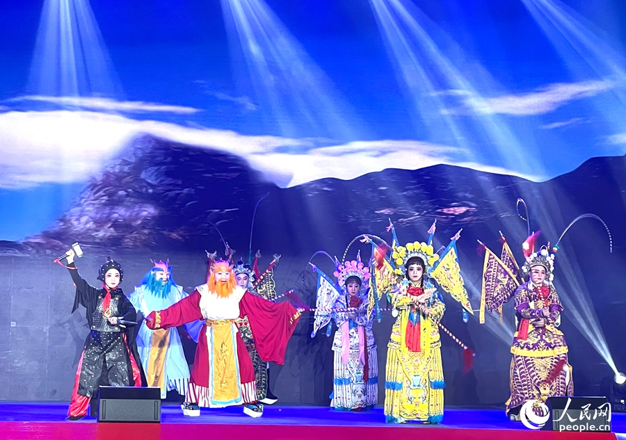 传统闽剧《顺天圣母》选段韵味悠长，表演者的唱腔将地方戏曲魅力展现得淋漓尽致。人民网记者 陈蓝燕摄