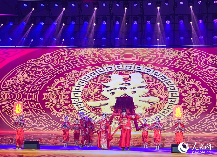 舞蹈《新嫁娘》再现古田传统婚俗，唤起在场侨胞的故土记忆，台下不少观众举起相机拍照留念。人民网记者 陈蓝燕摄