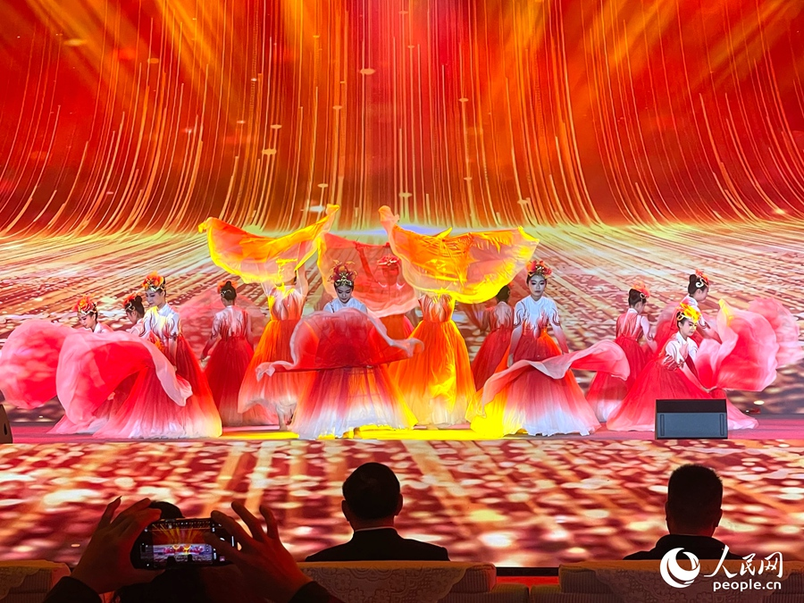 压轴登场的情景歌舞《我们的家园》，以恢弘的舞台效果展现了古田近年来的发展成就。人民网记者 陈蓝燕摄