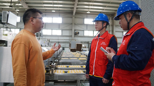 国网邵武市供电公司工作人员正在福建小凤鲜禽业有限公司生产区了解企业用电需求。郭慧超摄