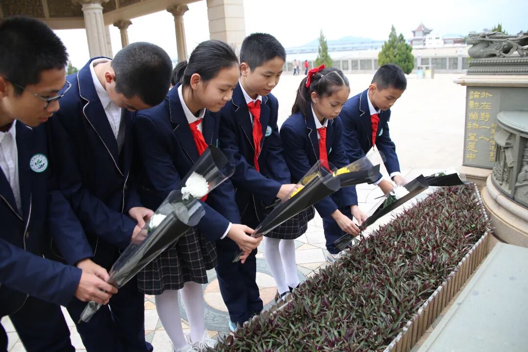 学生们向嘉庚先生塑像献花