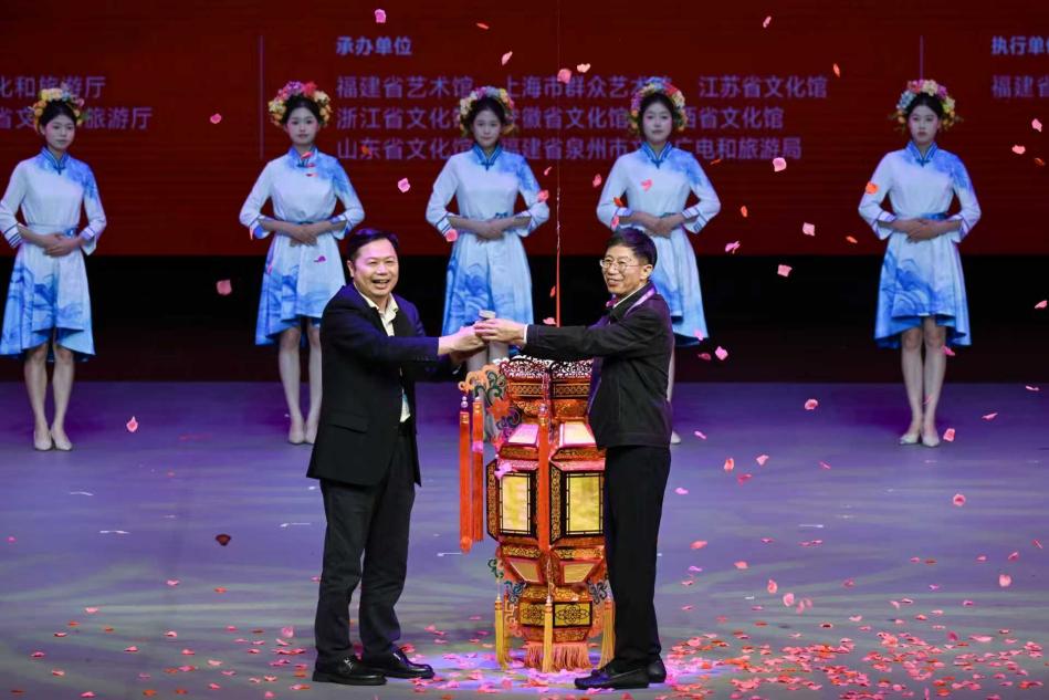 华东六省一市现代地方小戏大赛承办地交接仪式