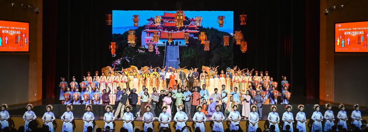 演出结束，演员们登台谢幕