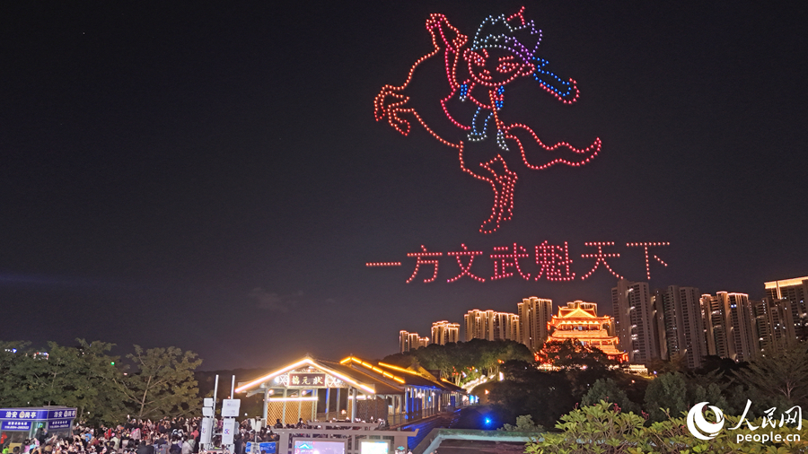 以状元文化为主题的无人机编队表演,将科举文化与莆田地域特色融入夜空画面,打造震撼视觉效果。人民网记者 李昌乾摄