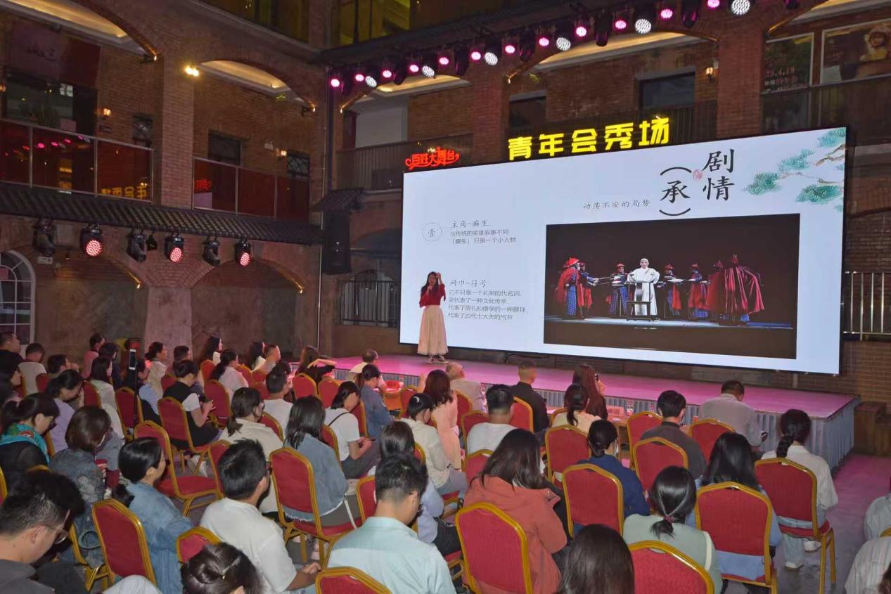 青年闽都文化爱好者在福州青年会“新青年大讲堂”讲述闽都文化。台江区委宣传部供图