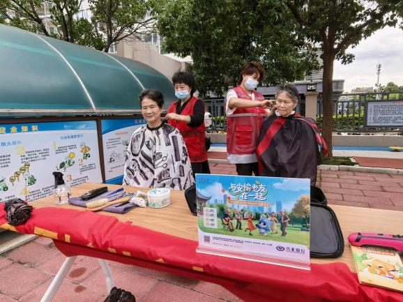 工作人員為社區老年居民提供免費理發服務