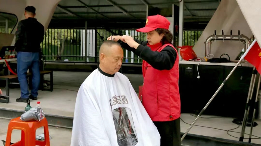 组织开展义剪志愿服务活动。泉州开发区供图