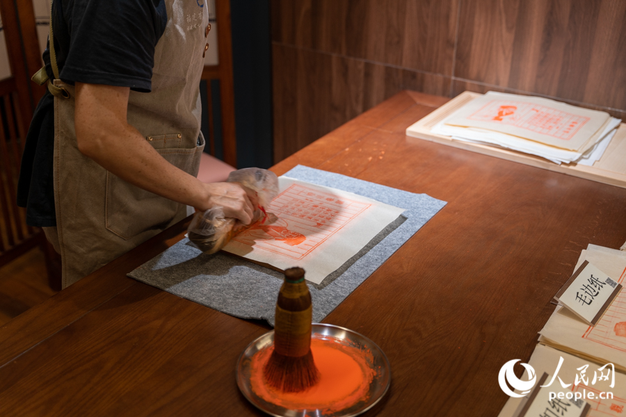 现场还可体验雕版印刷技艺。实习生 郑舒尘摄