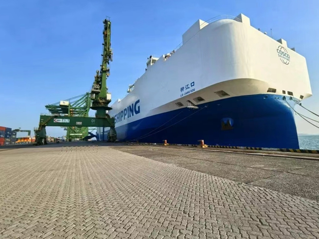 货轮停泊在港口