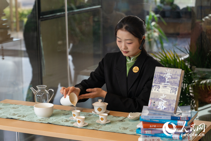 茉莉花茶冲泡技艺展示。实习生 郑舒尘摄