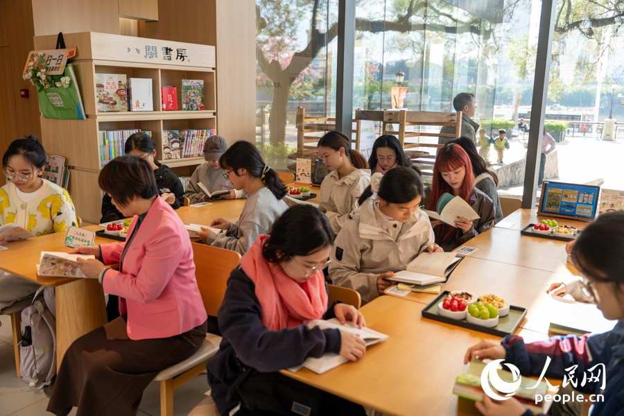 品茗区中，读者在茶香氤氲中感受传统工艺之美。实习生 郑舒尘摄