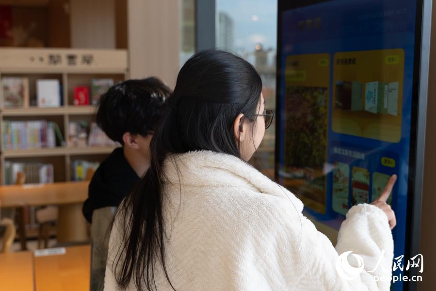 读者体验“八闽书房”智慧阅读平台。实习生 郑舒尘摄