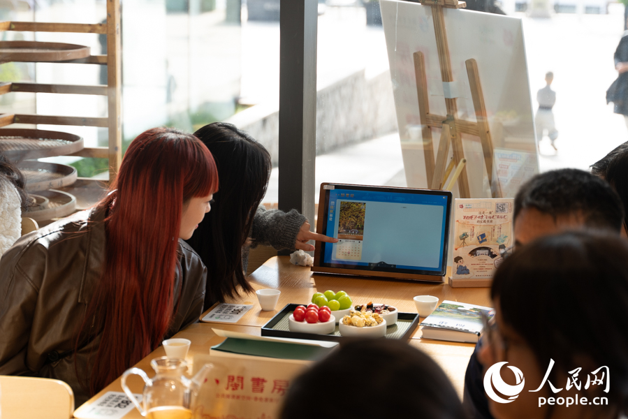 读者体验“八闽书房”智慧阅读平台。实习生 郑舒尘摄