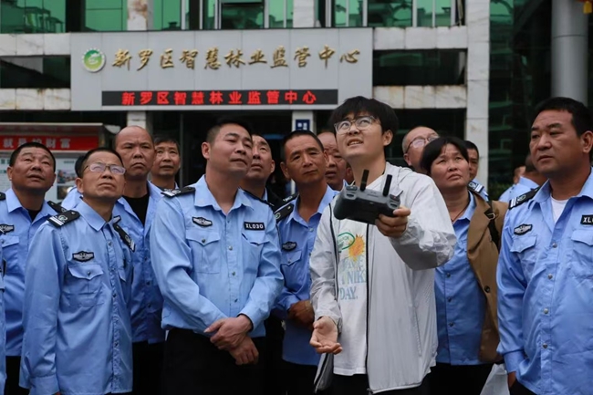 护林员练习操控无人机