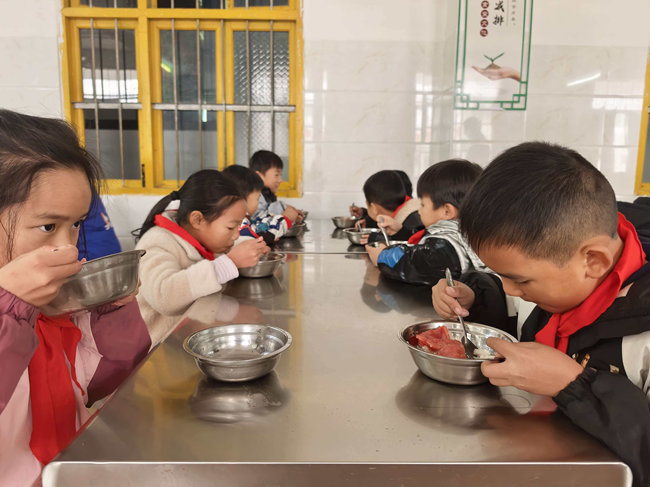 改善后的寄宿学校餐品