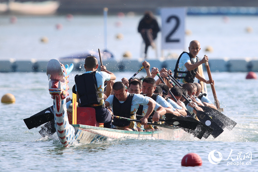 选手们奋勇争先，挥桨溅起层层水花。人民网记者 陈博摄