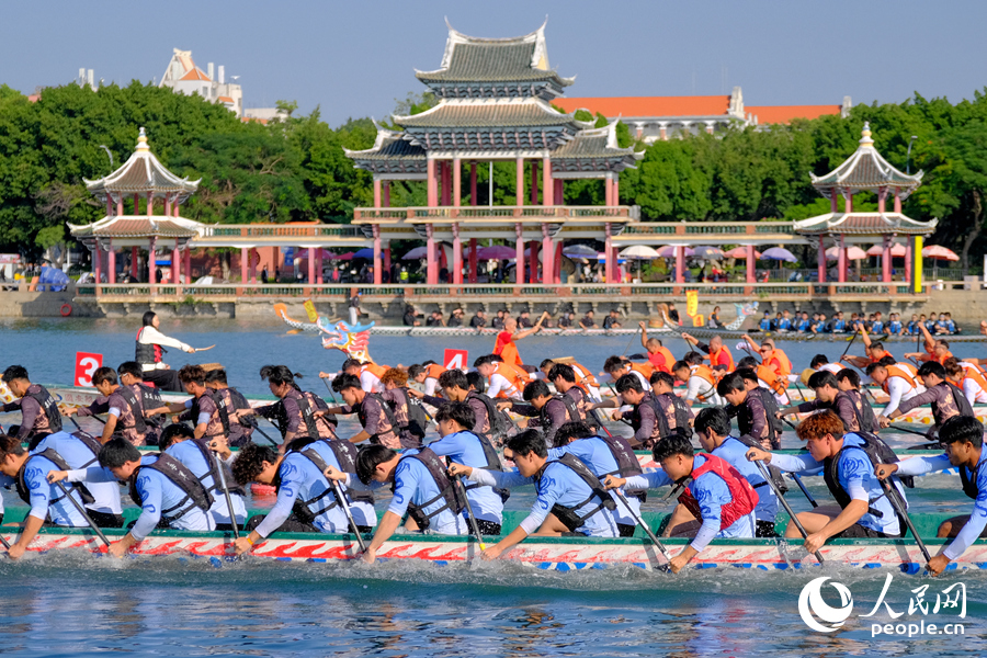 一艘艘龙舟破水疾行，劈波斩浪。人民网记者 陈博摄
